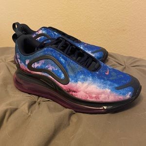 never worn Nike Air Max 720 SE in Obsidian. 7.5 mens. 9 womens.